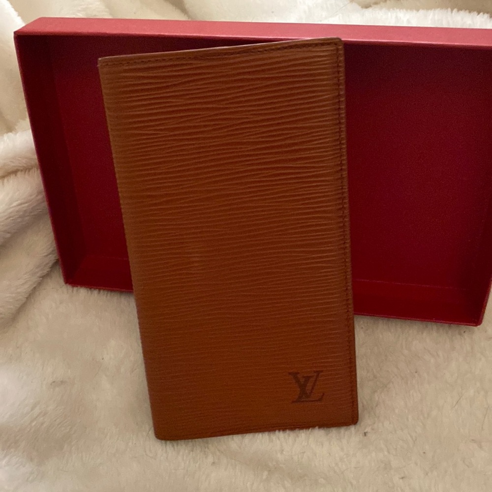 EUC LV checkbook cover/wallet 🌻🌼
